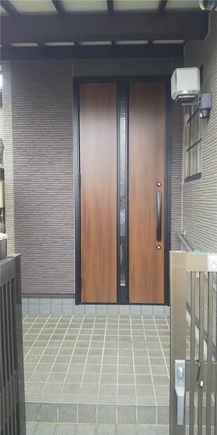 引戸から片開きの玄関ドアへ。防犯性と断熱性を劇的向上〈玄関ドア〉