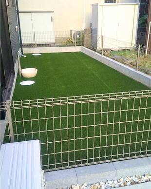 愛犬と暮らす家。コンクリート駐車場と人工芝ドッグラン〈外構〉