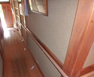 手すりは続くよ～♪長い廊下を曲がっても安心ですよ