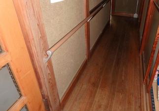 長い廊下もここにつかまれば安心ですね