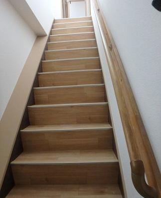 階段も明るくなり、手すりもついて安心