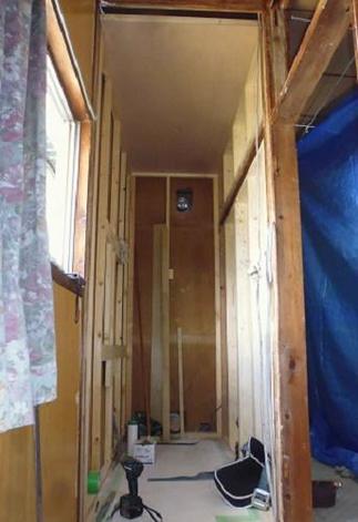 押入れをトイレに改装中