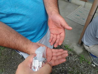 水道屋さんの手にシュッシュッ