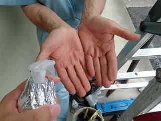 電気屋さんの手にシュッシュッ