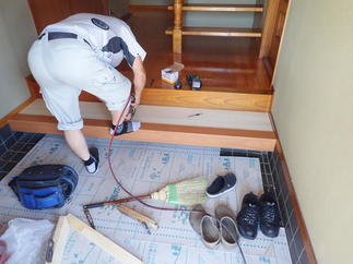 下地の根太の部分に乗っても沈まなかった