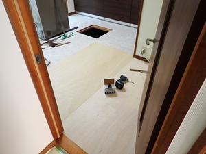 既存の床を剥がさずに