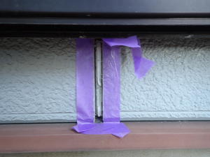 足場を組んで高圧洗浄で水洗い