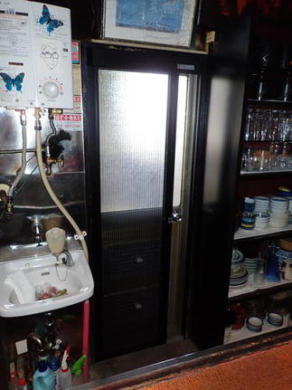 以前はホームセンターで買った網戸を勝手口に付けていたようです。