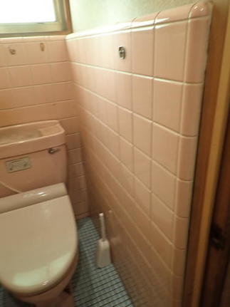 既存のトイレは腰高までタイルの壁でした。