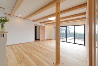 無垢の木、珪藻土の壁など自然素材を使用