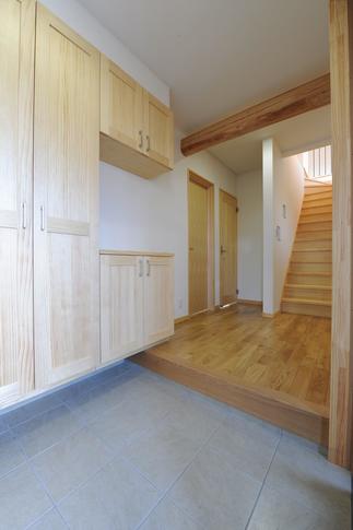 玄関の梁は、今まで家を支えてきた天井裏の小屋丸太を使用