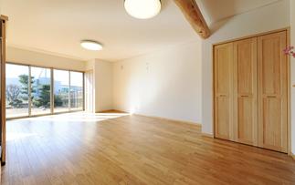 リビングの梁は、今まで支えてきた家の天井裏の小屋丸太を再利用しています