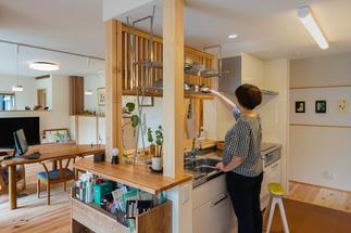 収納は慣れ親しんだ高さに造作しました