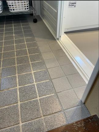 洗面と浴室との段差を解消して、つまづきをふせぐ