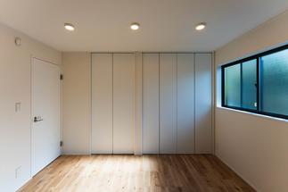 壁一面を収納にして、室内をすっきりさせる寝室