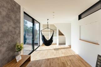 心地よい日差しをあびながらハンモックでくつろぐ