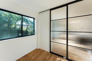 光が差し込む建具を採用し、居室の明るさも維持