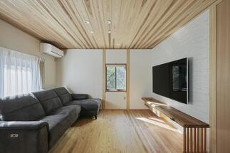 一枚板の造作TVボードが美しいこだわりのリビング