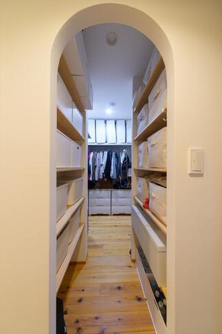 アールの入口がかわいいウォークインクローゼット