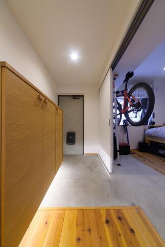 玄関からつながる土間空間を居室にも取り込みました。