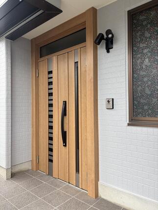 光と風を取りこむリシェントの玄関扉