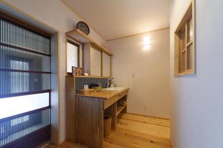 お風呂や洗面から独立した造作の洗面