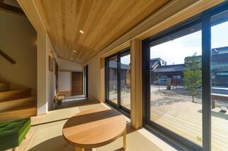 お庭につながる開放的な畳リビング