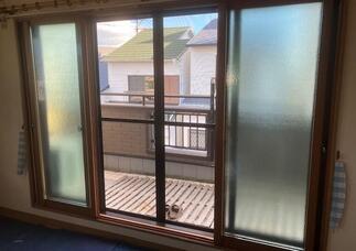 2階の履き出し窓にインプラス