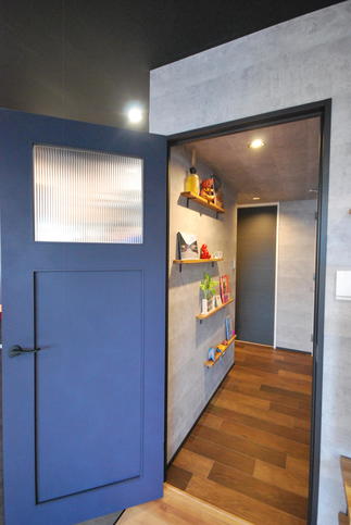 アクセントカラーのドア