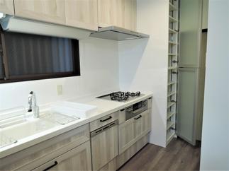 デッドスペースを有効活用した造作棚