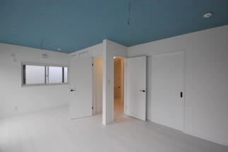 白で明るくまとまった2階居室