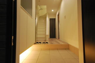 玄関も間接照明で空間演出