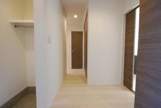 ちょっとした収納のある玄関