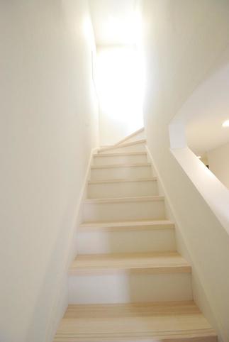 明るい日差しが差し込む階段