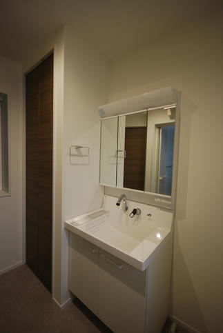 洗面室にもたっぷり収納