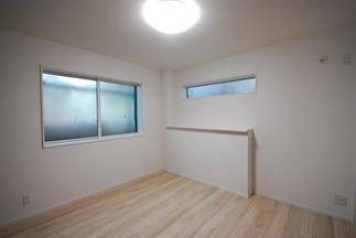 ベッドを置くスペースの梁を有効活用