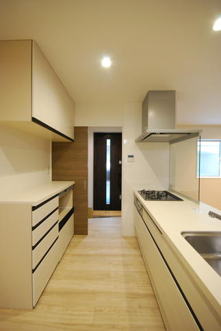 玄関からまっすぐキッチンへ