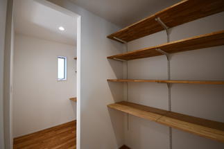 たっぷり収納できるパントリー