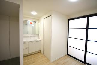 玄関近くの洗面台