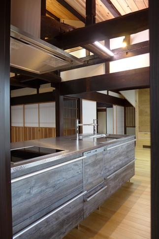 吹き抜け空間のオープンキッチン