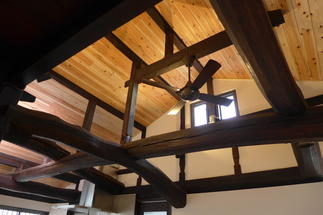 古い梁を活かしました。