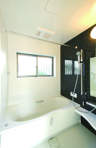 明るくあたたかい浴室になりました。