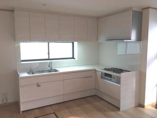 LIXILのシステムキッチン『アレスタ』Ｌ型レイアウトです。