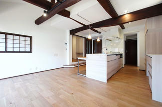 古民家とは思えない明るく清潔なキッチン空間