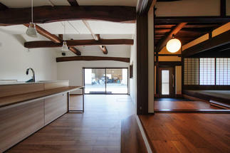 古材が生かした古民家の歴史を感じる設え