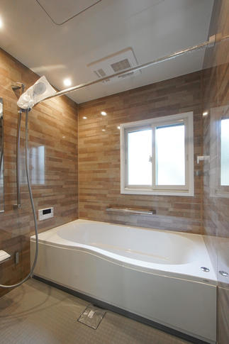 浴室の間取りを拡張し最新の設備に変更したことで、より快適な浴室空間を実現。