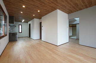 サクラの無垢フローリングと内窓を採用することで、自然素材を感じつつも暖かい空間へと生まれ変わったLDK。