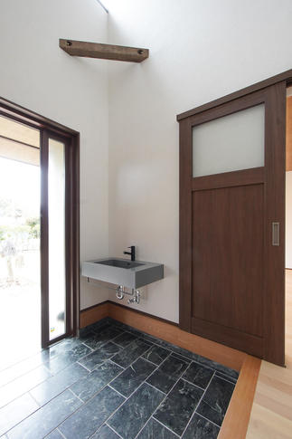 玄関内に手洗を設置