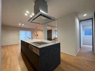【ノクト】空間の中心でありながら、 インテリアに調和するキッチンデザイン