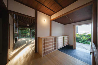 玄関から続く広い縁側。（左奥）エアコンをあえて設置せず、自然の風を感じる住まいに